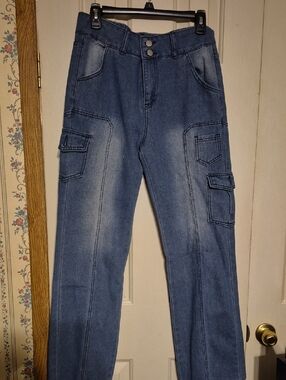 Women’s Wide-Leg Cargo Jeans in Faded Blue